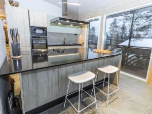 Kuchyň nebo kuchyňský kout v ubytování Holiday Home Satukero by Interhome