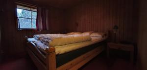 Un pat sau paturi într-o cameră la Sauna | Wi-Fi | Terrace | Wood stove | Cable TV +4 fotografii