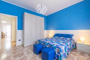 a blue bedroom with a bed and blue walls at Casa Vacanza Gaia in Magliano