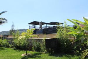 Ein Garten an der Unterkunft REBERO RESORT Ltd
