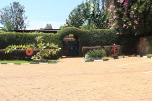 Ein Garten an der Unterkunft REBERO RESORT Ltd
