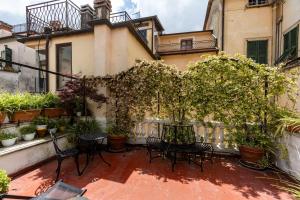 A balcony or terrace at La Foresteria di Palazzo Picedi Benettini
