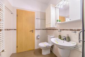 Ένα μπάνιο στο Ski View Apartment Predeal +23 φωτογραφίες