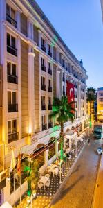 Un edificio con mesas y sillas delante. en Baron Hotel & Spa, en Estambul