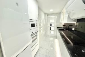 Kuchyňa alebo kuchynka v ubytovaní MI CAPRICHO A12 - Luxury Beachfront Apartment- Costa del Sol
