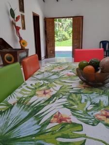 a table with a bowl of fruit on top of it at Ecopolis hospedajes casa de campo tradicional in Papagalleros