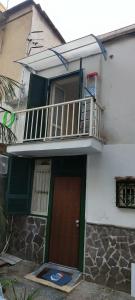 un edificio bianco con balcone e porta di Mama's home a Napoli