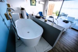 Posezení v ubytování la Suite Calanque Cosy & Jacuzzi + 15 fotografií