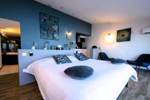Postel nebo postele na pokoji v ubytování la Suite Calanque Cosy & Jacuzzi