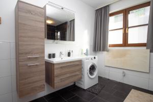 Koupelna v ubytování Apartmenthaus ROSE + 37 fotografií