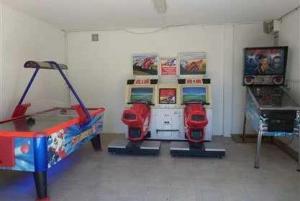 a room with two arcade games and a video game at ZEcamping 4 étoiles animé parc aquatique pet friendly sauna in Saint-Lunaire +25 photos