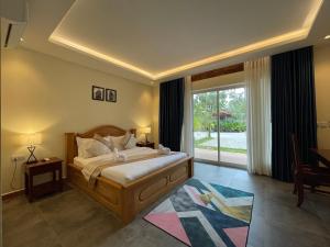 Postel nebo postele na pokoji v ubytování Sokchea Kampot Hotel