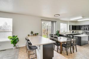 Η κουζίνα ή μικρή κουζίνα στο Family Reno Home with Game Room! 28 Mi to Ski Resort
