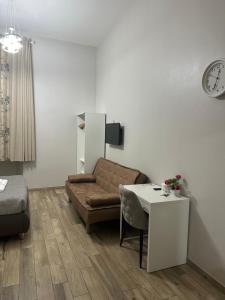 una sala de estar con un sofá y una mesa en Lin Mare, en Roma