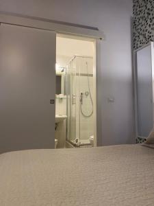 ein Schlafzimmer mit Dusche, Bett und Badezimmer in der Unterkunft Hotel Nella Firenze in Florenz + 36 Fotos