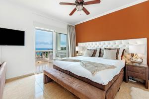 Un pat sau paturi într-o cameră la Luxury Villa Facing the Sea, With Swimming Pool +56 fotografii