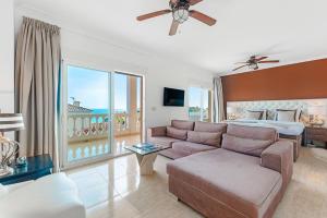 Un televizor și/sau centru de divertisment la Luxury Villa Facing the Sea, With Swimming Pool