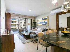 卡波圣卢卡斯Elemental - Vista Villa III的客厅里有一张沙发和一张桌子。