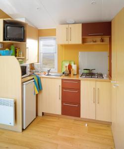 Kuchyň nebo kuchyňský kout v ubytování Camping Domaine de Mepillat
