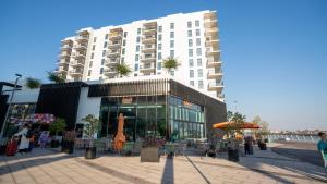 un grand bâtiment avec un magasin devant dans l'établissement Cozy 1br With Stunning Seaworld Views!, à Abu Dhabi