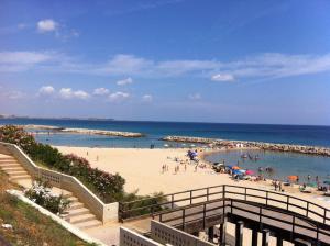 una playa con un montón de gente en el agua en Dimora Teresa, en San Pietro Vernotico