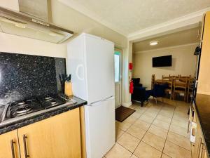 Dapur atau dapur kecil di 4 Double Bed home in Newmarket - Tattersalls