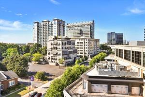 una vista aérea de una ciudad con edificios altos en Global Luxury Suites Buckhead Atlanta, en Atlanta