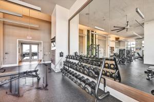 un gimnasio con filas de equipos de ejercicio y una gran ventana en Global Luxury Suites Buckhead Atlanta, en Atlanta