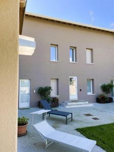 a building with two benches in front of it at CaVecchie Desenzano in Desenzano del Garda