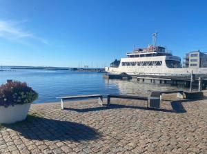 ein Kreuzfahrtschiff an einem Dock angedockt ist in der Unterkunft Sea Breeze Cottage in Färjestaden + 9 Fotos