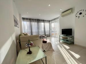 Televízia a/alebo spoločenská miestnosť v ubytovaní Cozy apartment on the beach of Calpe