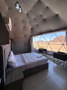 Postel nebo postele na pokoji v ubytování Alkaram luxury camp