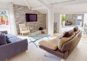 a living room with two couches and a fireplace at BRUYERES - Capbreton, belle villa spacieuse entre ville et plages au calme in Capbreton