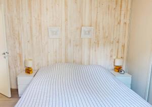 a bedroom with a bed and two night stands with lamps at BRUYERES - Capbreton, belle villa spacieuse entre ville et plages au calme in Capbreton
