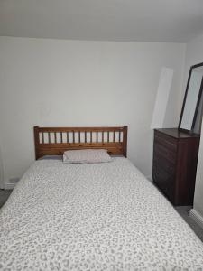Ένα ή περισσότερα κρεβάτια σε δωμάτιο στο Charming Home +2 φωτογραφίες