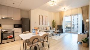 une cuisine et un salon avec une table et des chaises dans l'établissement Cozy 1br With Stunning Seaworld Views!, à Abu Dhabi