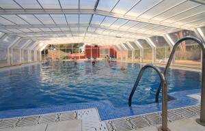 Bazén v ubytování Complejo Turístico & Camping Cabopino nebo v jeho okolí