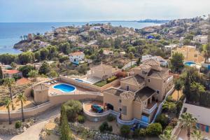 Piscina de la sau aproape de Luxury Villa Facing the Sea, With Swimming Pool