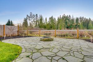 Zahrada ubytování Lakefront Gem Balcony, Fire Pit and Yard in Everett