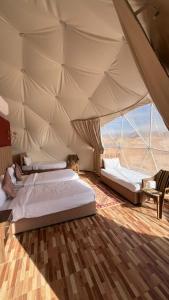 Postel nebo postele na pokoji v ubytování Cadenza Wadi Rum Camp