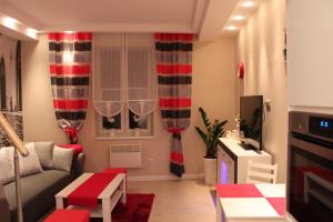 soggiorno con tende rosse e bianche di Carmen Apartment a Cracovia Altre 6 foto