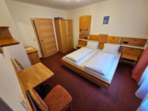 Łóżko lub łóżka w pokoju w obiekcie Pension Appartement Ambrosi