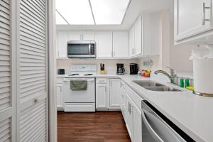 Cucina o angolo cottura di Direct Oceanfront Condo with amazing Views near Cocoa Beach