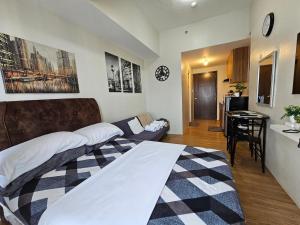 una camera da letto con un letto e un soggiorno di The Loop 2203 - Goff's Place a Cagayan de Oro