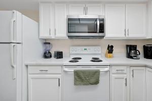 Cucina o angolo cottura di Direct Oceanfront Condo with amazing Views near Cocoa Beach