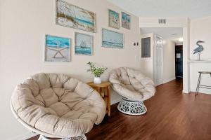 Posezení v ubytování Direct Oceanfront Condo with amazing Views near Cocoa Beach