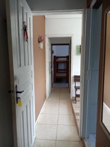 a hallway leading to a room with at Belo Suítes in Ubatuba