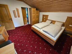 Łóżko lub łóżka w pokoju w obiekcie Pension Appartement Ambrosi