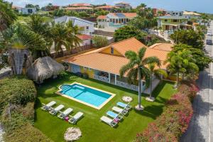 an aerial view of a house with a swimming pool at Villa Sonrisa, loopafstand naar het strand in Jan Thiel