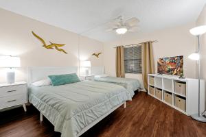 Letto o letti in una camera di Direct Oceanfront Condo with amazing Views near Cocoa Beach